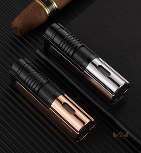 Briquet à cigares professionnel à 3 brûleurs, flamme jet, rechargeable au butane, avec coupe-cigares intégré pour hommes - Product Image 1