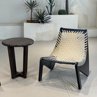 Chaise d'extérieur en bois avec assise et dossier en sangle tressée pour jardin, patio et villa
