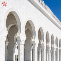 La Grande Mosquée du Cheikh Zayed à Abu Dhabi, Émirats arabes unis, grand bâtiment religieux, revêtement en marbre blanc, arche sculptée, incrustation de marbre