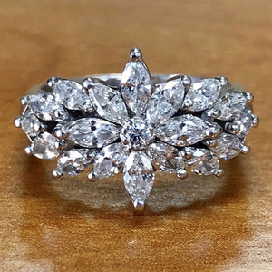 Anello Geometrico a Fiore per Donne, Design Floreale con Pietre Scintillanti, Elegante Gioiello da Dito per Matrimoni e Feste - Product Image 1