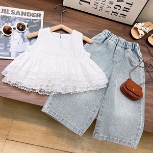 Completo due pezzi estivo 2026 per bambina: top coreano senza maniche a tinta unita e pantaloni in denim con strass - Product Image 2