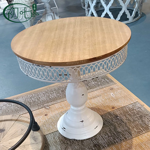 Plato redondo retro para frutas con base blanca envejecida y tapa de madera para exhibir postres - Product Image 1