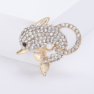 Broche de delfín nuevo y elegante para hombre y mujer con bonitos diamantes de imitación, accesorio de moda para compromiso de fiesta de boda, aleación hecha principalmente - Product Image 5