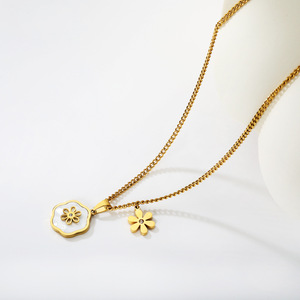 Collier pendentif tendance plaqué or, motif floral avec incrustation de cristaux, bijou à porter au quotidien, cadeau - Product Image 3