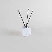 Diffuseur de parfum en marbre naturel avec logo personnalisé STONEKOCC, design minimaliste, parfums variés longue durée