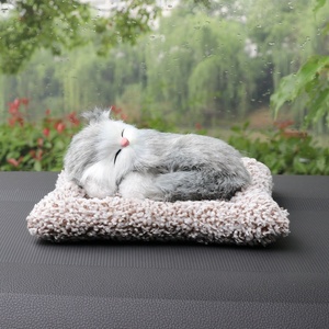 Tapis de simulation de chatons à fourrure réaliste 2 en 1 pour la maison, le tableau de bord de la voiture, le <span class=keywords><strong>d</strong></span>ésodorisant, les cadeaux promotionnels. - Product Image 5