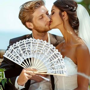 Nouvelle arrivée Éventail à main pliant en bambou et dentelle de 27cm Éventail cadeau de mariage avec pompon - Product Image 1