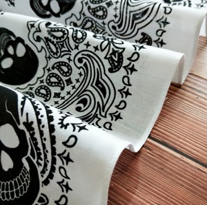 Bandanas personnalisées 2026 pour femmes et hommes, logo personnalisé, imprimé paisley en couleur, 22x22 pouces, bandana en soie et coton, <span class=keywords><strong>foulard</strong></span> pour le <span class=keywords><strong>cou</strong></span> - Product Image 4
