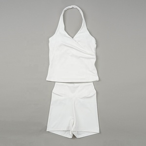 Top Halter con Cuello en V Cruzado y Corte Ajustado, Fabricantes OEM Personalizados, con Conjunto Deportivo para Mujer - Product Image 3