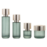Ensemble de flacons pompe en verre givré vert forêt premium avec bouchon miroir doré, emballage luxueux pour soins de la peau botaniques