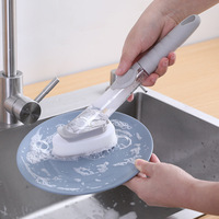 Brosse de nettoyage multi-usages à long manche en plastique avec pulvérisation automatique de liquide, conçue pour une utilisation en cuisine par les utilisateurs ayant une faible force de préhension