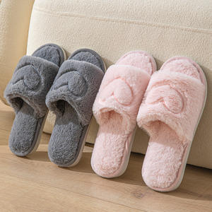 Chaussons d'intérieur en fourrure pour femmes, motif cœur Saint-Valentin, antidérapants, en peluche, pour la maison - Vente en gros à prix réduit - Product Image 4