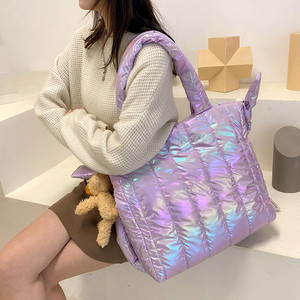 Sac à main matelassé en nylon avec logo personnalisé, couleur dégradée, sac fourre-tout rembourré, sac à bandoulière pour femme, sac en nylon matelassé et gonflé - Product Image 2