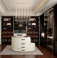 Armoire sur mesure haut de gamme avec panneaux en bois massif, design noir et blanc et organisation intérieure