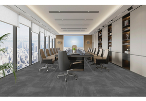 กระเบื้องพรม PP เป็นมิตรกับสิ่งแวดล้อม ขนาด 25x100 ซม. สำหรับสำนักงานเชิงพาณิชย์ แบบโมดูลาร์ พร้อมแผ่นรองพื้น PVC PE PU สำหรับสำนักงานเชิงพาณิชย์ ผลิตโดยโรงงาน OEM - Product Image 4