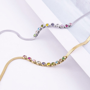 Pulsera de Cadena de Serpiente Plana con Cinco Piedras de Diamantes y Dije de Serpiente de Acero Inoxidable Chapado en Oro de 18k para Mujer - Product Image 3