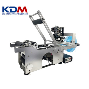 KDM-SL50 bán tự động máy dán nhãn hoạt động đơn giản dán nhỏ chai tròn Máy dán nhãn với ngày mã hóa - Product Image 1