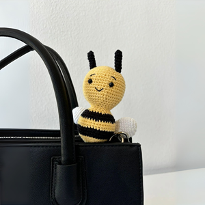 Porte-clés Abeille Amigurumi Personnalisé Fait Main en Crochet, Breloque de Sac en Coton Naturel, Jouet en Peluche Animal Mignon pour Enfants, Muses de la Crèche - Product Image 2