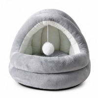 Lit pour chat semi-fermé style igloo, en peluche grise, avec jouet pompon suspendu, nid douillet et chaud pour animaux de compagnie, vente en gros