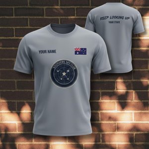T-shirt personalizzata per il Giorno dell'Australia con bandiera australiana, croce del sud e design galattico – Abbigliamento per la festa del 26 gennaio - Product Image 1