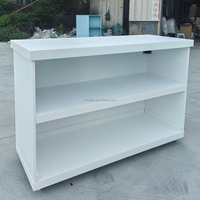Idées de comptoir de bar de mariage blanc moderne, comptoir de réception personnalisé en surface solide pour événements commerciaux avec roulettes