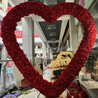 Dekorasi proposal pernikahan bunga lengkungan berbentuk hati hydrangea buatan