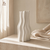 Ensemble de vases à fleurs en céramique nordique Jossin avec forme ondulée abstraite, finition blanche mate pour la décoration de salon