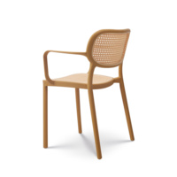 Fauteuil monobloc en plastique moulé couleur moutarde, chaise de salle à manger empilable aspect osier pour la restauration commerciale et l'ameublement hôtelier