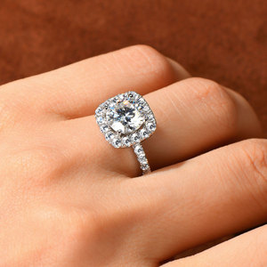 Anello di <span class=keywords><strong>Fidanzamento</strong></span> in <span class=keywords><strong>Argento</strong></span> Sterling con Moissanite Classica da 2 Carati Colore D, Design Popolare, Gioiello Artigianale per Donne - Product Image 6