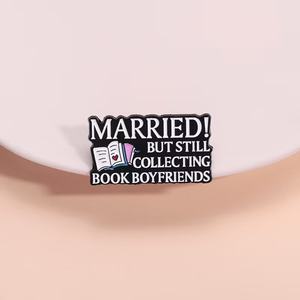 Niedliche Emaille Pin für Romance Book Fans verheiratet, aber von Book Boyfriends Badge Jewelry Wholesale genommen - Product Image 5