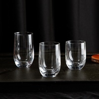 Minimalistische gebogen shotglazen, helder glas met zware bodem, voor whiskyproeverij.