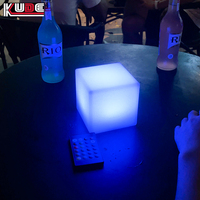 Cube en plastique PE de 10 cm en gros, 16 couleurs, barre lumineuse LED, tabouret, chaise, cube lumineux LED