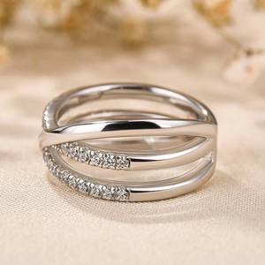 Anello a Tre Strati con Design a Linee Incrociate, Stile Minimalista per Donne - Product Image 3