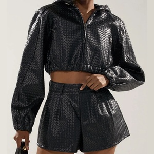 Nouveautés en gros : Ensemble 2 pièces pour femme en similicuir, haut à manches longues et short - Product Image 1