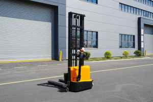ราคาโรงงาน รถยกไฟฟ้าขนาดเล็ก 1 ตัน 1.5 ตัน พร้อมมอเตอร์ AC - Product Image 3