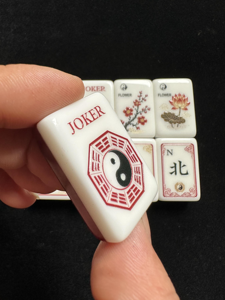 Juego de Fichas de Mahjong Acrílicas Portátiles Modernas con Diseño de Bagua Roja Original, con Patas Plegables, Recién Llegado, Listo para Envío Reciente - Product Image 3