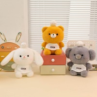 Joli lapin en peluche kawaii avec tablier blanc, oreilles tombantes et yeux noirs, idéal pour les fêtes et la décoration intérieure