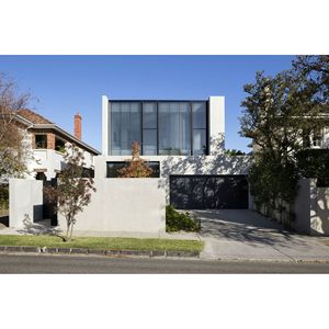 Villa moderna con estructura de acero ligero, fachada de vidrio y paredes de hormigón para uso residencial - Product Image 1