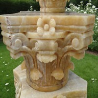 Colonnes sculptées en marbre massif modernes et personnalisées pour une utilisation en extérieur et en intérieur