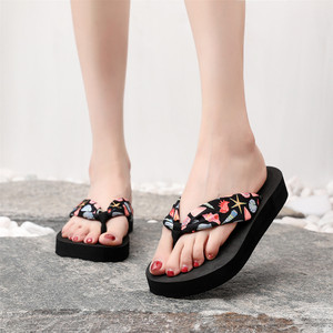 Tongs pour femmes en tissu imprimé coquillages océaniques, à plateforme légère <span class=keywords><strong>compensée</strong></span> en EVA, pour la plage et les vacances, OEM ODM Vente en gros - Product Image 1