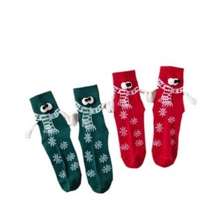 Calcetines navideños con diseño de renos, patrón de copos de nieve rojos y verdes, calcetines de media pantorrilla para mujer para la temporada de invierno. - Product Image 4