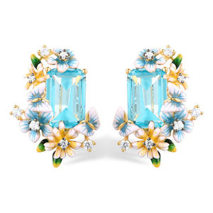 Boucles d'oreilles clous fleur dorées E4044, serties de strass en cristal, pour femme, idéales pour les soirées romantiques - Product Image 1