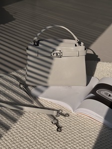 حقيبة يد فاخرة من الجلد الطبيعي المحبب بتصميم أسطواني مع قفل معدني دوار - Product Image 3