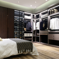 Système de dressing moderne de luxe sur mesure avec tiroirs à fermeture douce et meuble à chaussures, armoire de chambre à coucher