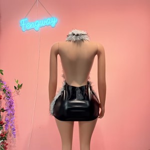 Nuovi Abiti Mini Aderenti da Donna in Pelle PU con Inserti in Pelliccia, <span class=keywords><strong>Senza</strong></span> <span class=keywords><strong>Maniche</strong></span>, con Scollo a V Profondo e Halter, Collezione Autunno <span class=keywords><strong>Inverno</strong></span> 2026 - Product Image 4