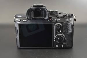 Cámara Digital Profesional HFT Alpha <span class=keywords><strong>A7</strong></span> <span class=keywords><strong>III</strong></span> con Lente 28-70mm F3.5-5.6 OSS, Sin Espejo, Full-frame, Video 4K UHD, Cámara Económica con Tarjeta SD - Product Image 3