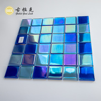 Tuiles de mosaïque en verre bleu irisé scintillant, style carré, finition brillante, idéales pour la décoration murale des hôtels en bord de piscine