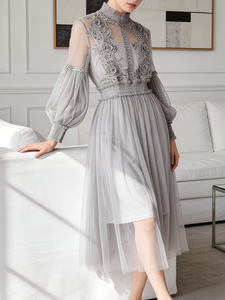 Robe d'été en coton grande taille de style français, grise, en dentelle, décontractée, trapèze, longueur thé, avec taille naturelle, manches lanternes, col rond - Product Image 3