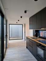 Maison préfabriquée moderne de luxe en conteneur maritime avec panneaux solaires, villa isolée en acier, mini-maison pour Norvège et Pologne