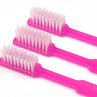 Brosses à dents colorées jetables avec brosses à dents peintes en pré-pâte